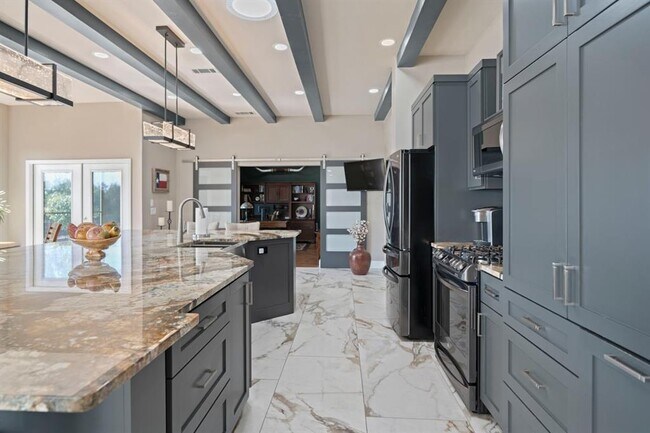 Building Photo - 121 Vinca Dr