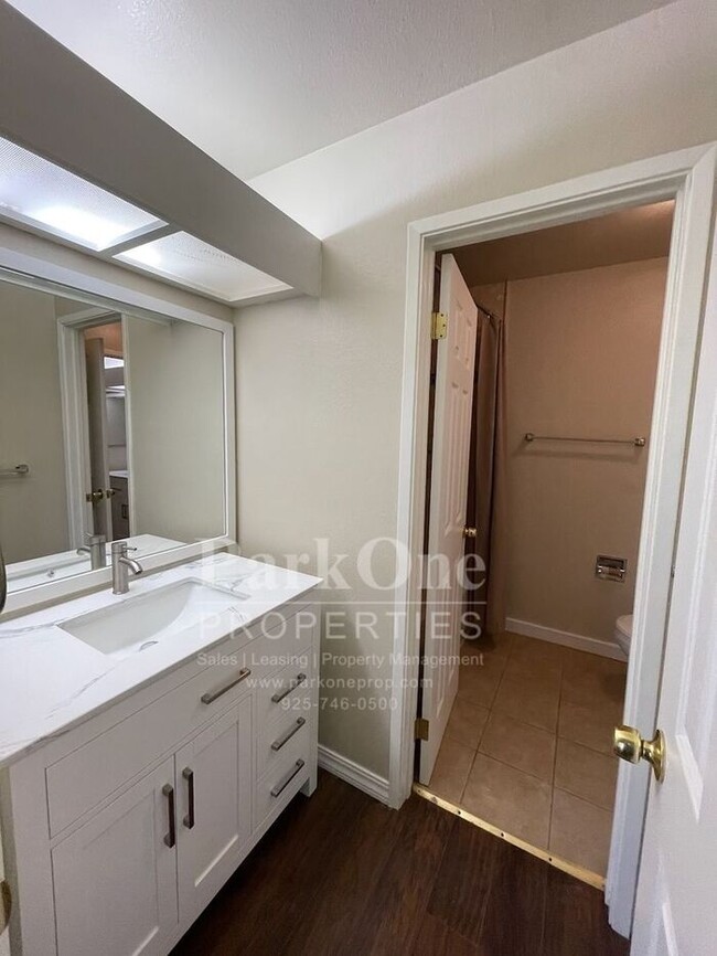 Building Photo - Spacious Town house in Pleasant Hill Now Available!