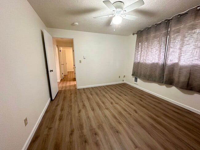 Building Photo - 2 Bedroom Duplex Off Oleson Road!