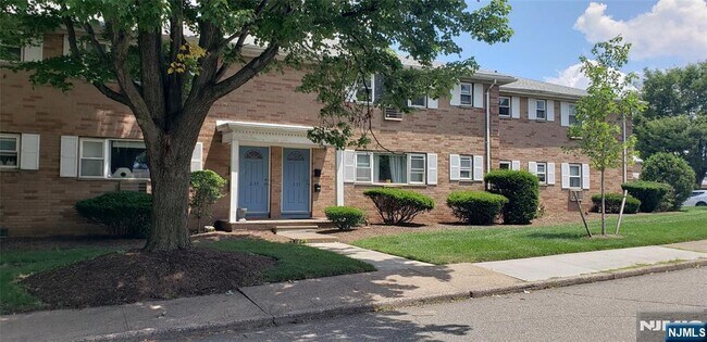 Building Photo - 2-31-31 Virginia Dr
