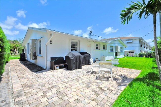 Building Photo - 2160 NE 56th St