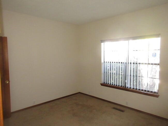 Building Photo - 6904 La Costa Dr NE