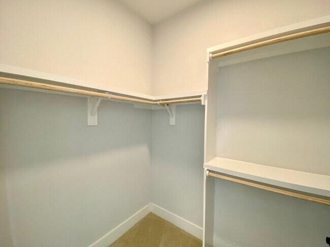 Building Photo - Stylish 3 Bedrooms 2 Bathrooms with Top-Tier Amenities Condo in East Austin!!!