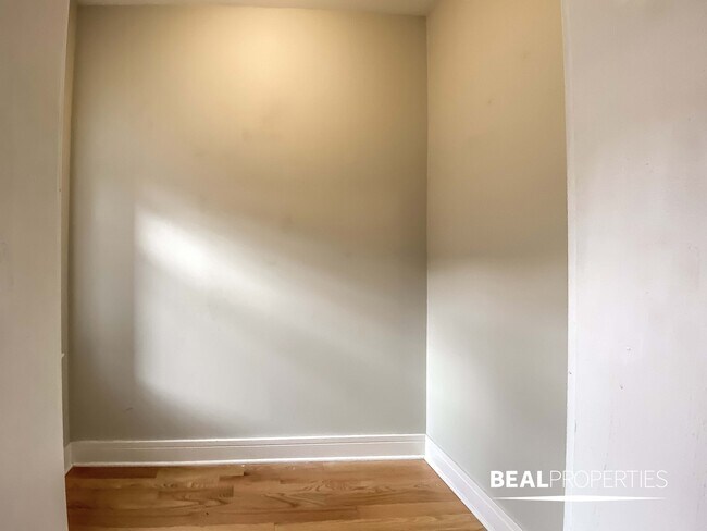 Building Photo - 4417 N Wolcott Ave