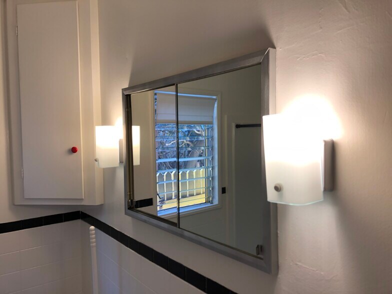 Building Photo - 647 Brooks Ave