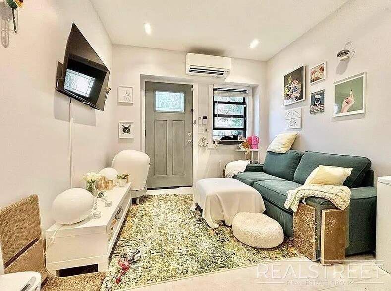 Building Photo - Brand New Gorgeous 1.5 bedroom with Centra...