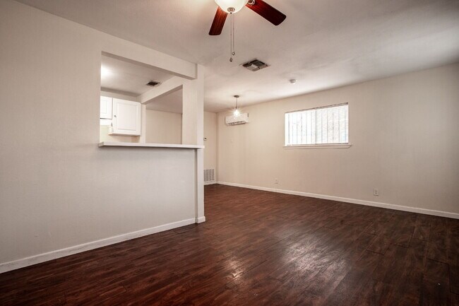 Building Photo - Cozy 1 Bed, 1 Bath Duplex A Block From Woodlawn Lake