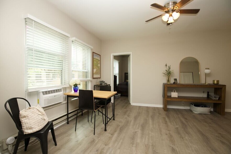 Building Photo - 710 W Roscoe St