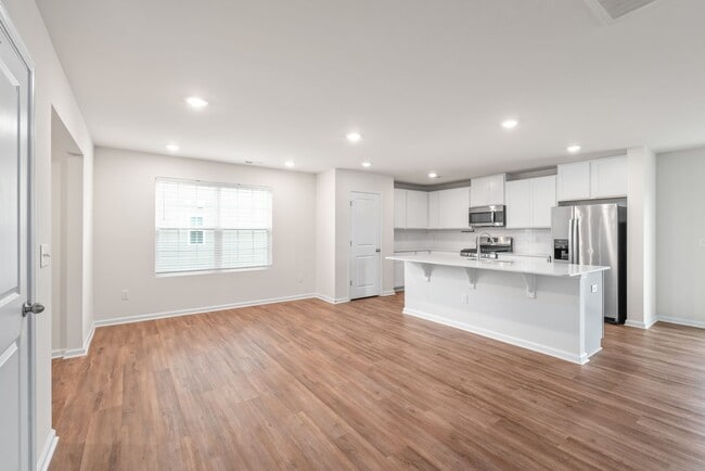 Building Photo - Move-in Ready 5 Bedroom Home!
