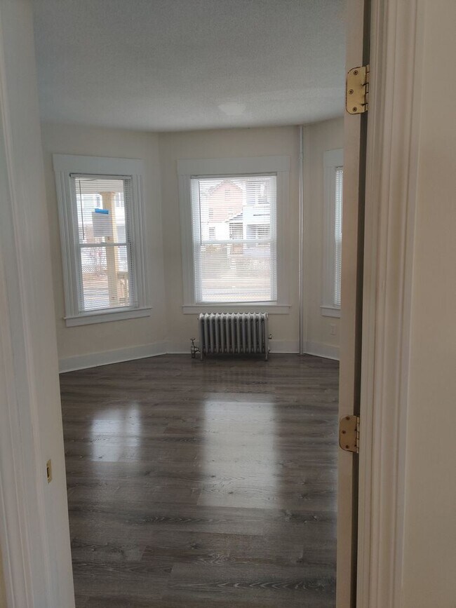 Building Photo - 256 White St