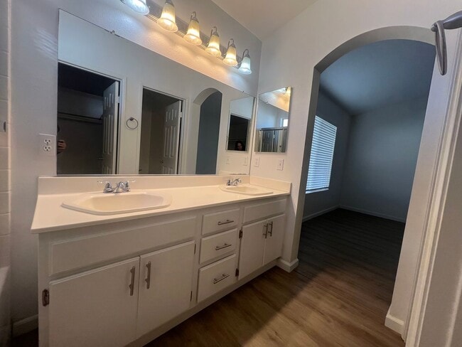 Building Photo - Beautiful upgraded 3 bedroom in Mission Grove!