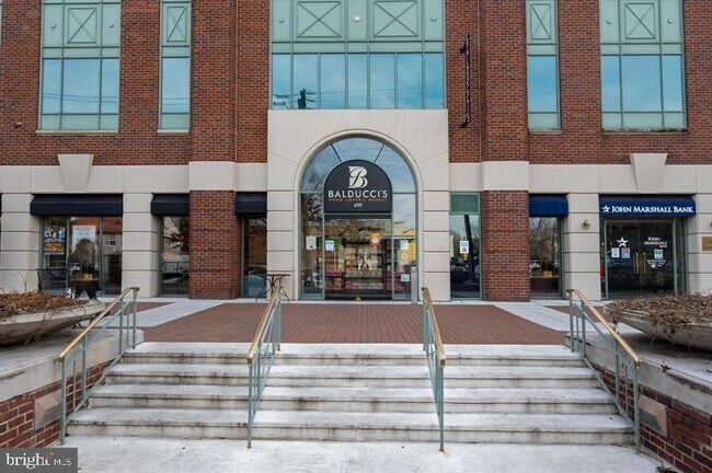 Building Photo - 906 S Washington St