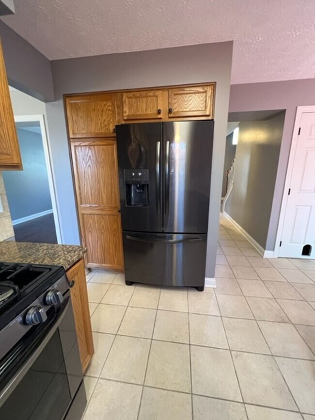Building Photo - Charming 4 Bedroom 2.5 Bathroom Home in Hi...