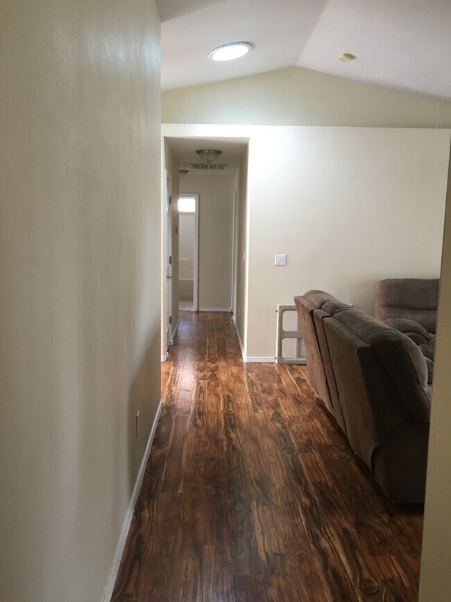 Building Photo - Adorable 3 bd 2 ba home in Vallievue Heigh...