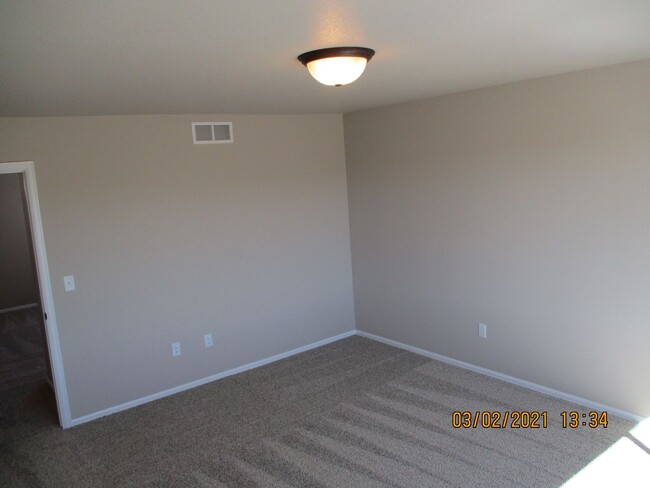 Building Photo - 4 Bed, 2.5 Bath - 2 Story Home in Windsor'...
