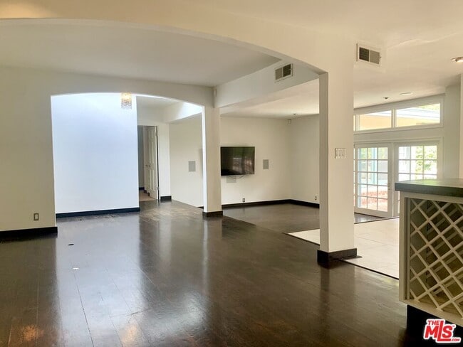 Building Photo - 10216 Cielo Dr