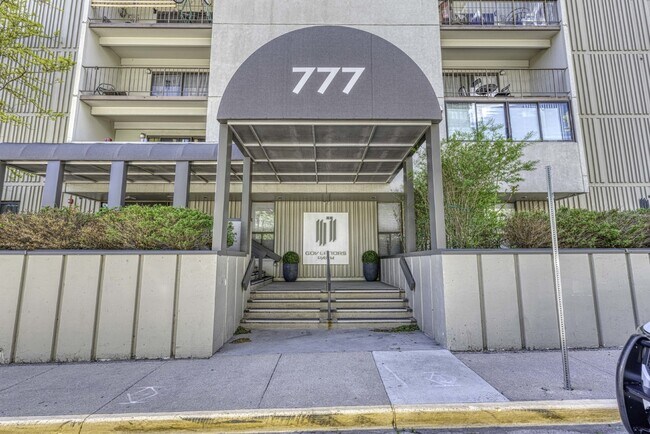 Building Photo - Luxurious 2 Bed, 2 Bath Condo with Stunning Views in Governor's Park!