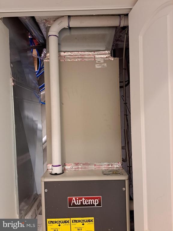 Building Photo - 3712 Clarendon Ave