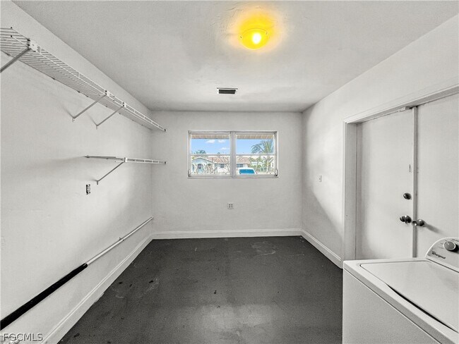 Building Photo - 7300 Barragan Rd