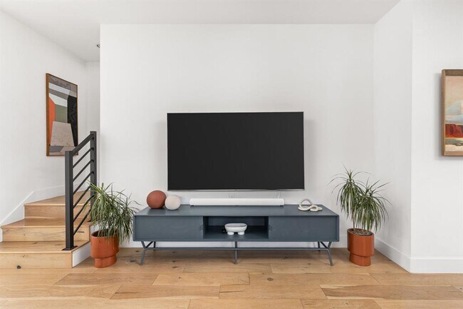 Building Photo - 1502 Waller St