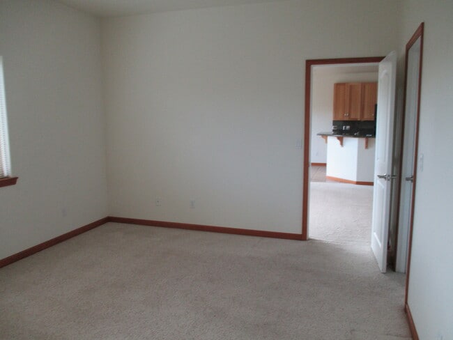 Building Photo - Spacious east side home
