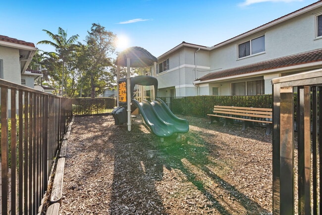 Building Photo - 1927 Alamanda Way