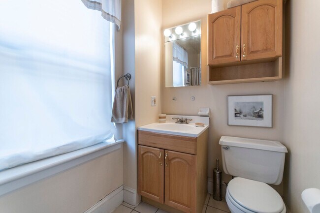 Building Photo - 1823 Pine St