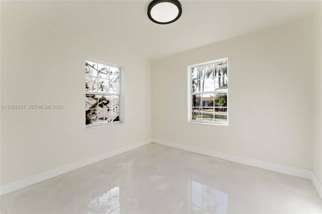 Building Photo - 1621 S 16th Ave