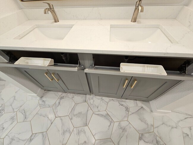 Building Photo - Cherry Creek Beautiful and Bright 1 Bed 1 Bath Condo