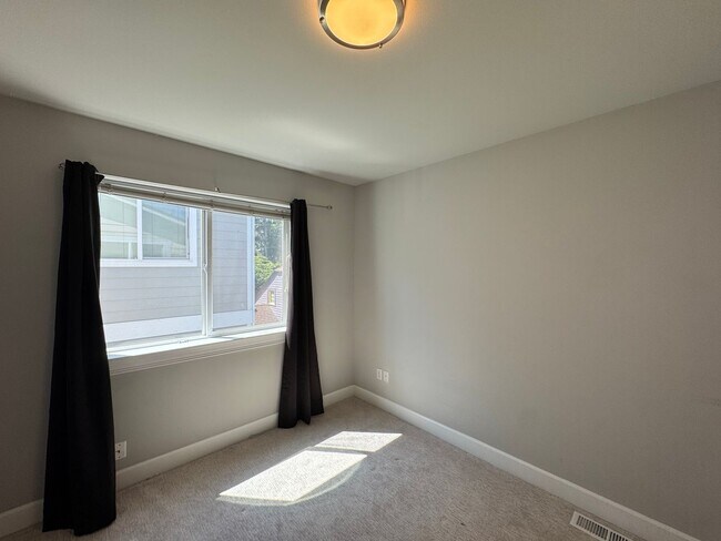 Building Photo - 150 W Florentia St