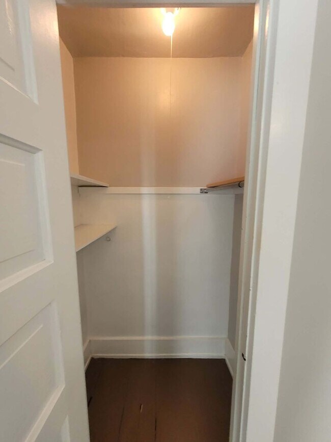 Building Photo - 3 Bedroom 1 Bath