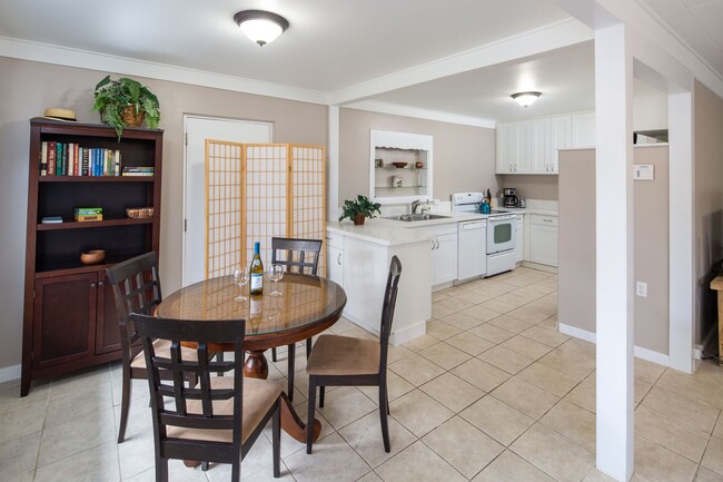 Building Photo - Steps from beautiful Kailua Beach, fully furnished 3 bedroom, 2 bath single family home