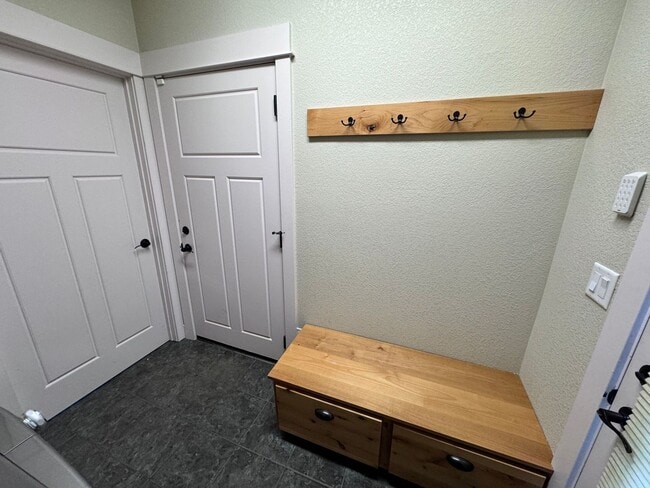 Building Photo - Incredible Townhome