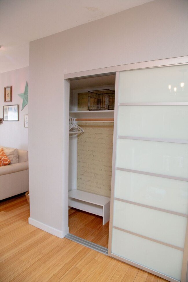 Building Photo - Chic 1-Bedroom Condo in North Capitol Hill...