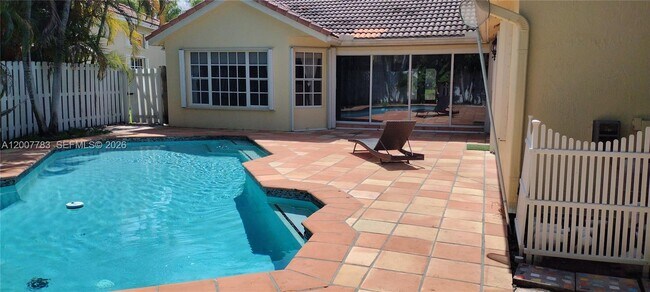 Building Photo - 659 Verona Pl