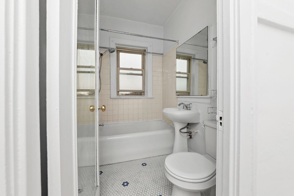 Building Photo - 2849 W Berteau Ave