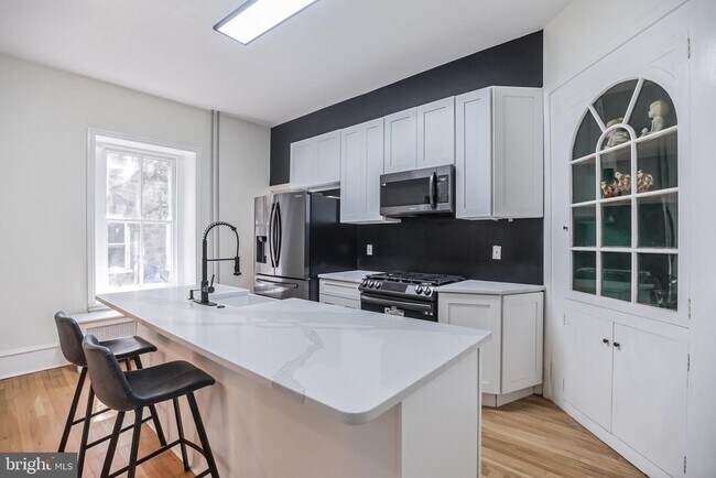 Building Photo - 117 Rochelle Ave