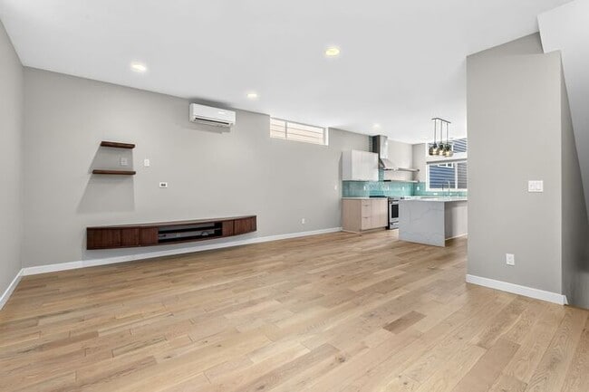 Building Photo - Stunning Standalone Townhome In Coveted Lincoln Park w/ AC (1st Month Free)