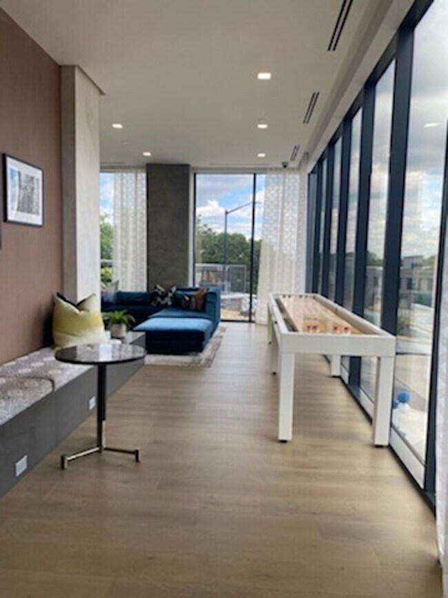 Building Photo - High Rise Condo Living at Its Best!!!!