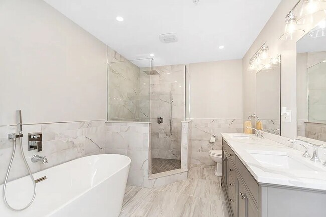 master bathroom - 17 Kearney Sq