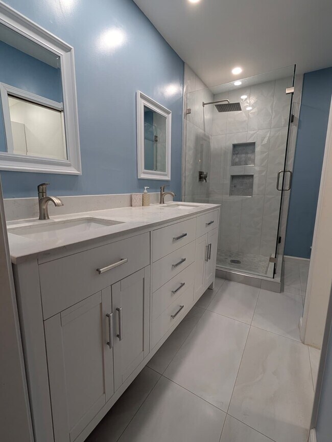 Building Photo - 11807 Highgrove Dr