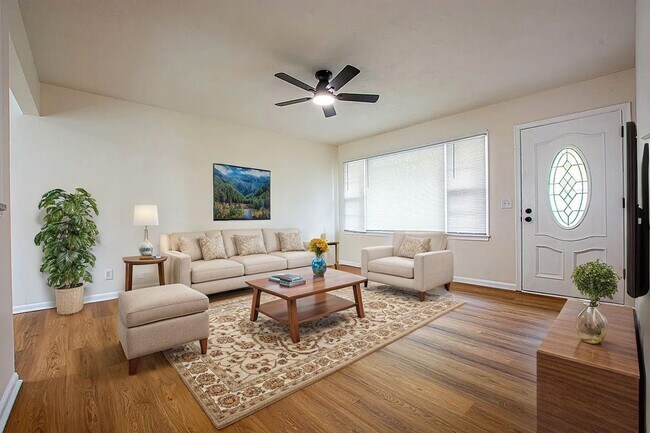 Primary Photo - 3 Bedroom / 2 Bath Home with Finished Basment and Washer/Dryer!