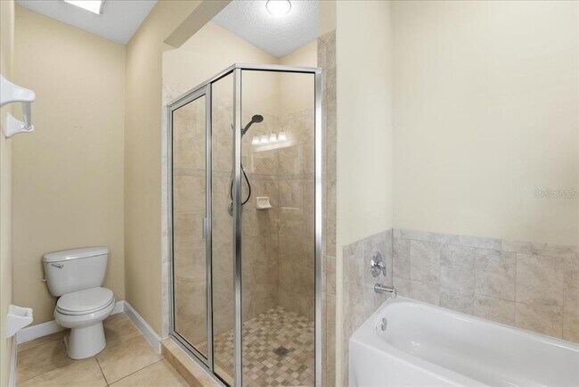 Building Photo - 950 E Broadway St