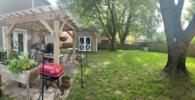 Building Photo - 916 Chatsworth Dr