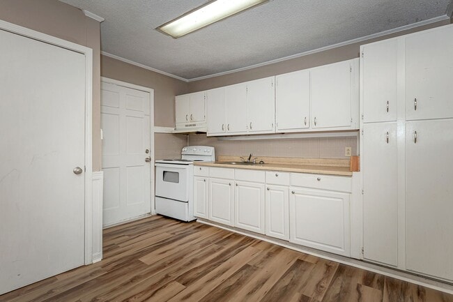 Building Photo - Cute 2 Bedroom Home