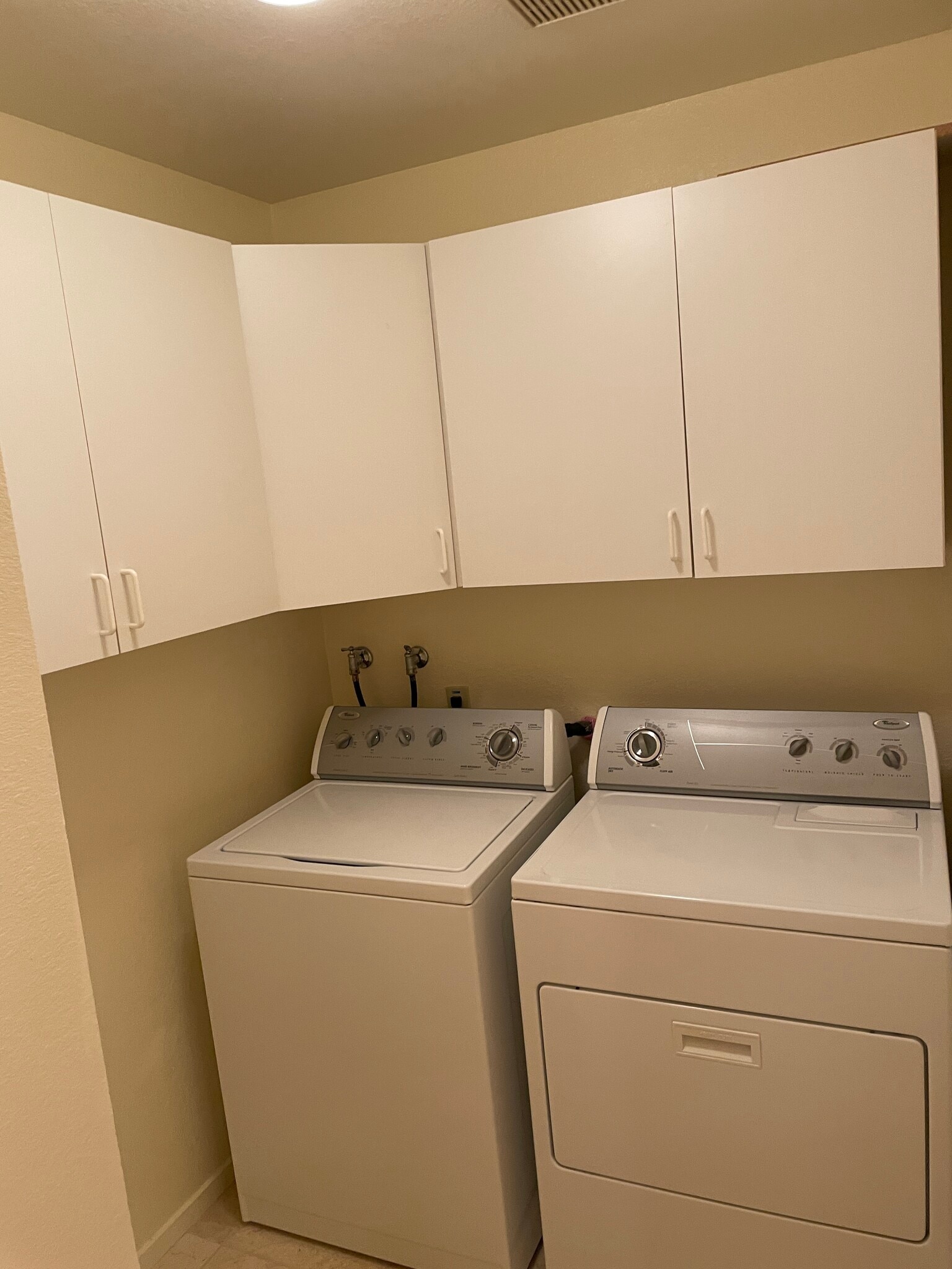 Building Photo - 2118 Pinehurst Ct