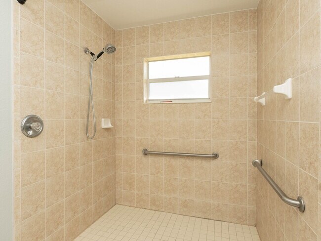 Building Photo - 2-Bed, 2-Bath Venice Home with Brand New Roof and AC