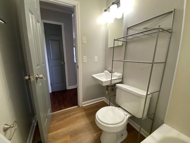 Building Photo - Cute Renovated 2 Bedroom Duplex in East Nashville!