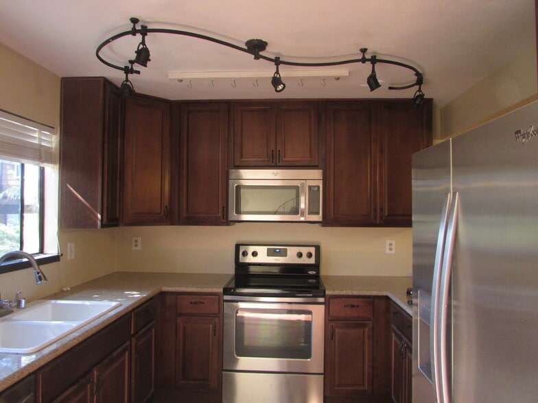 Building Photo - 1460 Parkway Dr