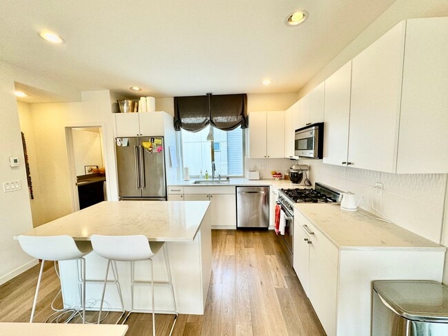 Building Photo - Ballard Townhome